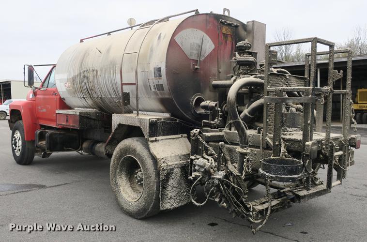 image for item DB8823 1992 Ford F800 oil distributor truck