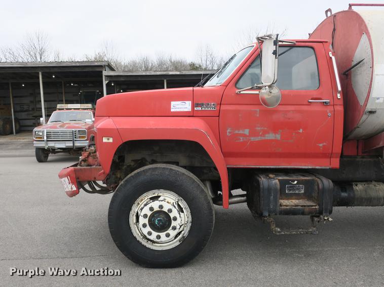 image for item DB8823 1992 Ford F800 oil distributor truck