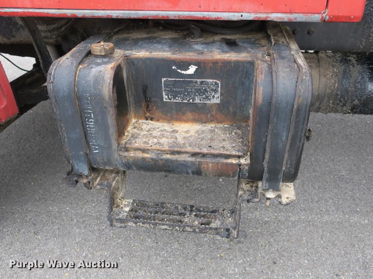 image for item DB8823 1992 Ford F800 oil distributor truck