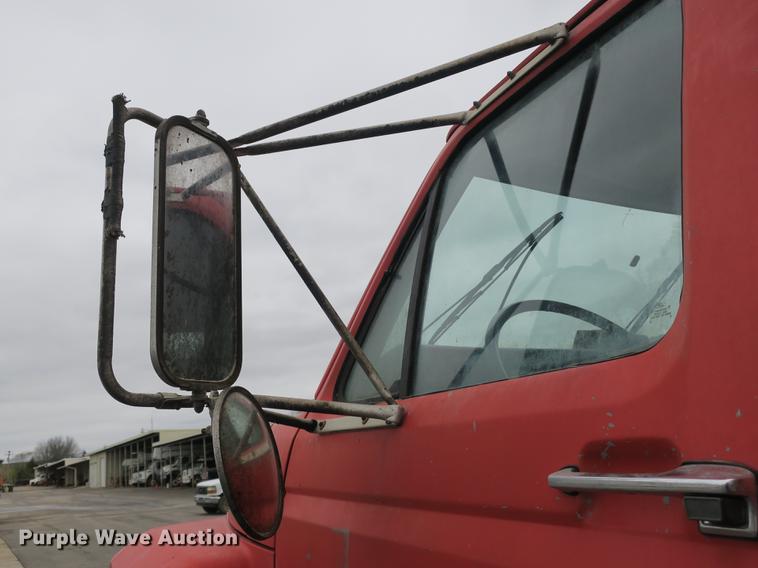 image for item DB8823 1992 Ford F800 oil distributor truck