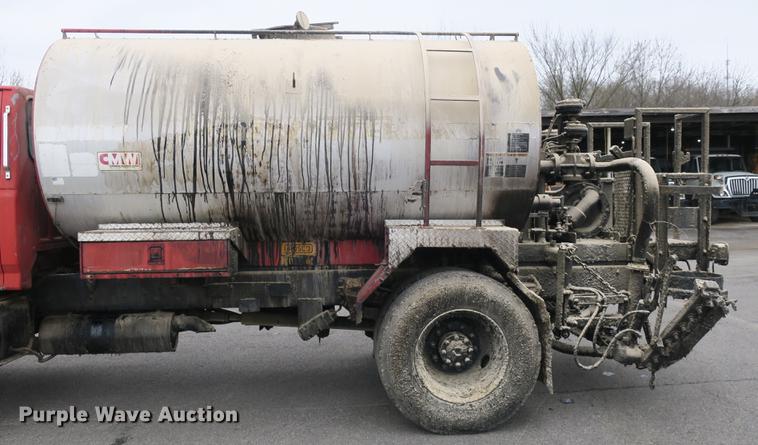 image for item DB8823 1992 Ford F800 oil distributor truck