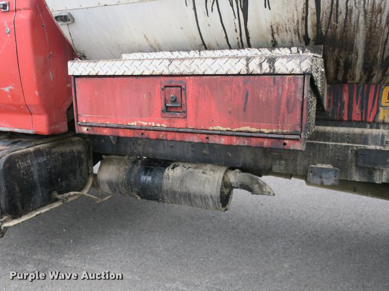 image for item DB8823 1992 Ford F800 oil distributor truck