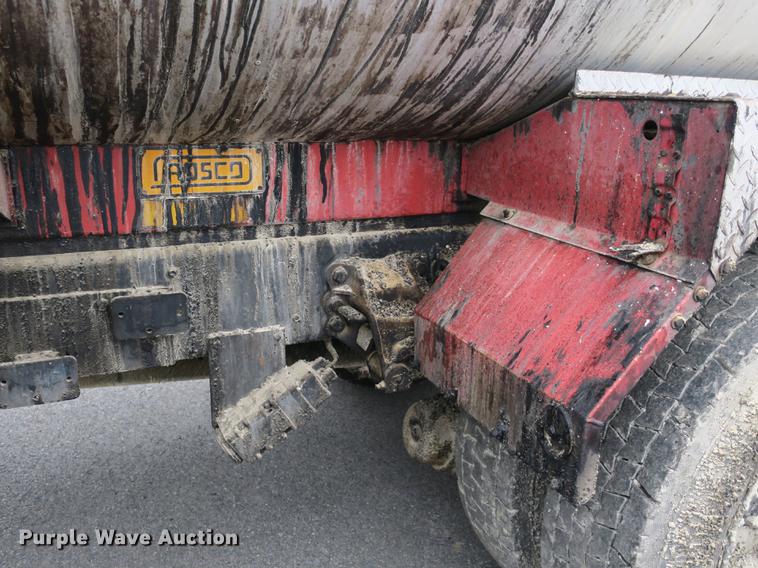 image for item DB8823 1992 Ford F800 oil distributor truck