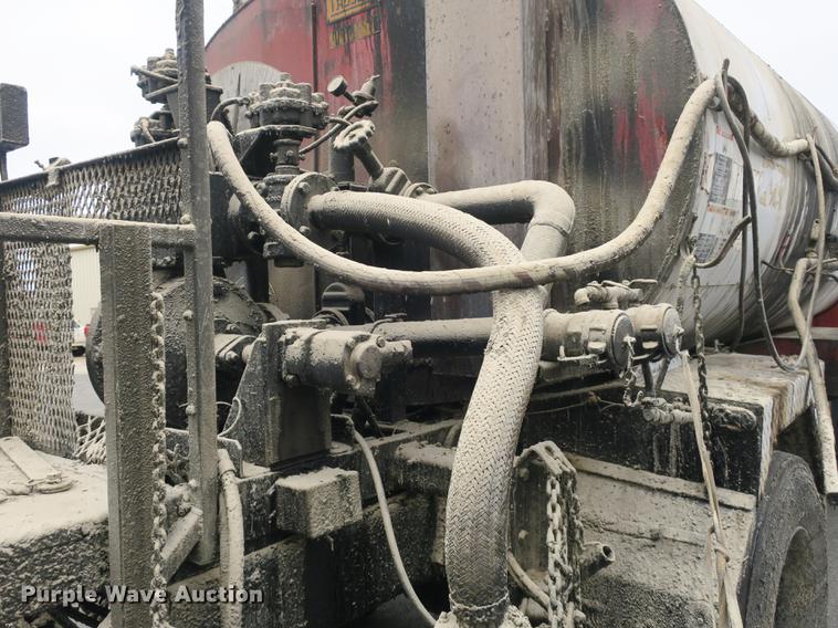 image for item DB8823 1992 Ford F800 oil distributor truck