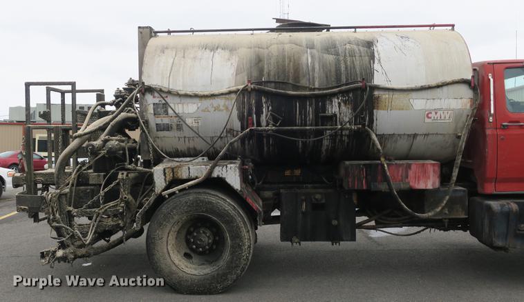 image for item DB8823 1992 Ford F800 oil distributor truck