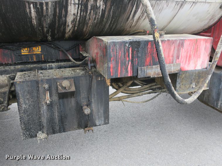 image for item DB8823 1992 Ford F800 oil distributor truck