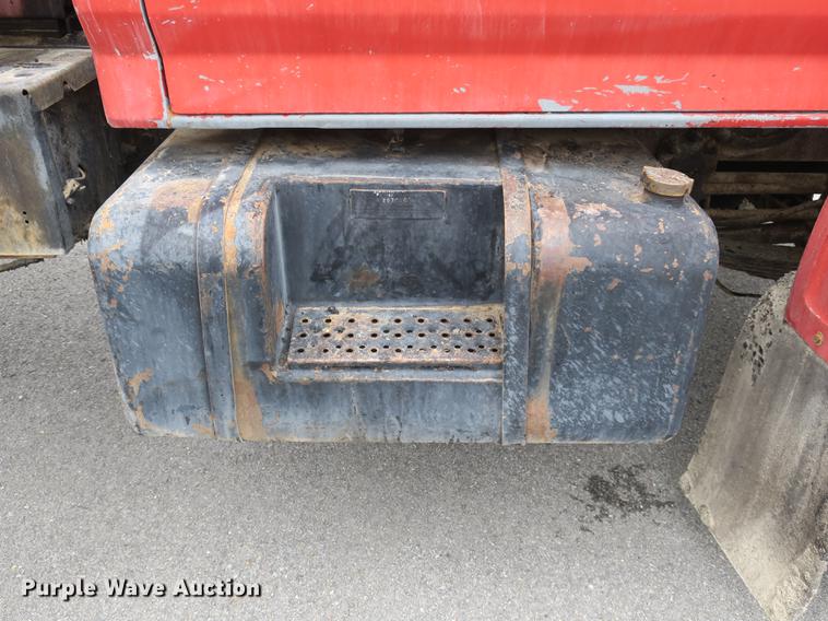 image for item DB8823 1992 Ford F800 oil distributor truck