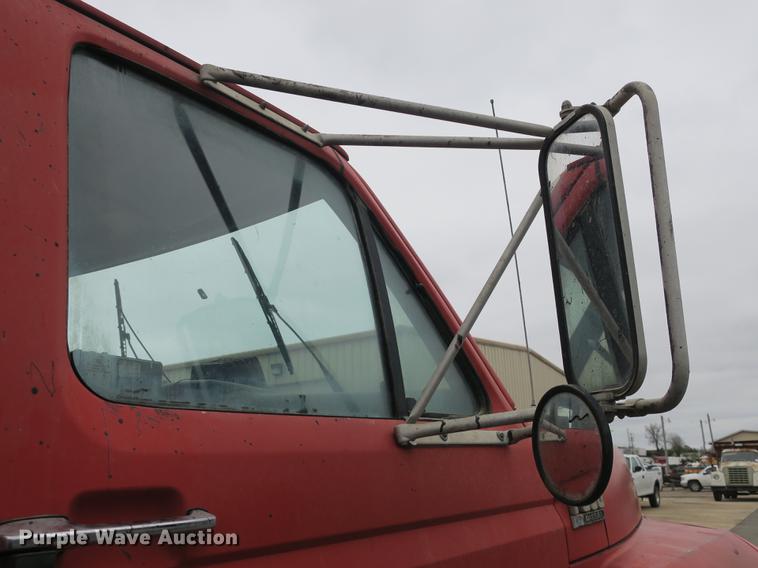 image for item DB8823 1992 Ford F800 oil distributor truck