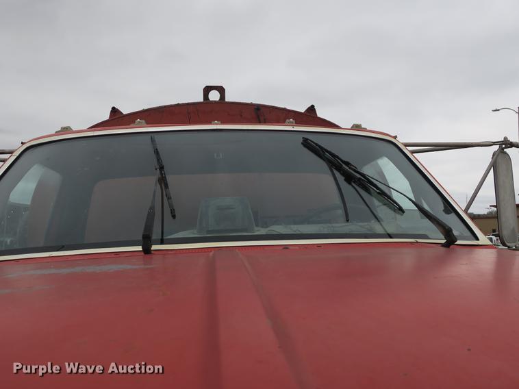 image for item DB8823 1992 Ford F800 oil distributor truck