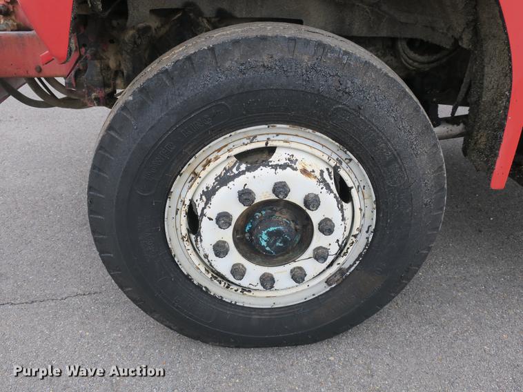 image for item DB8823 1992 Ford F800 oil distributor truck