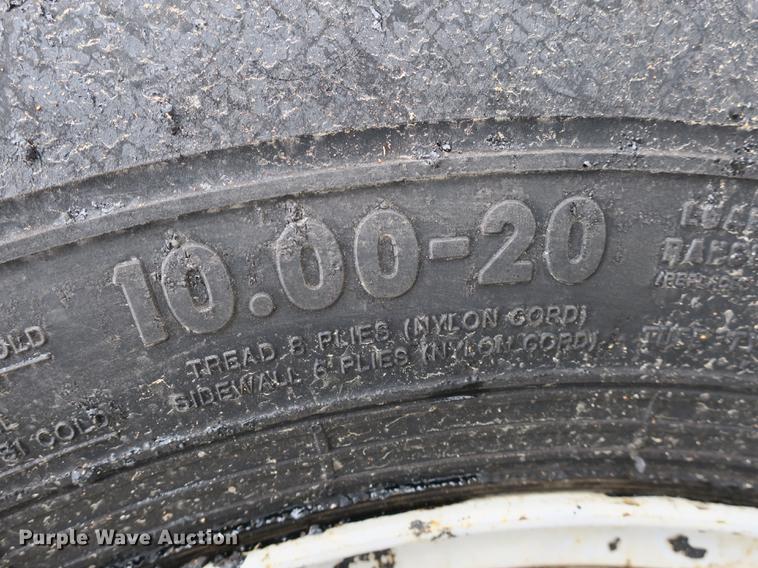 image for item DB8823 1992 Ford F800 oil distributor truck