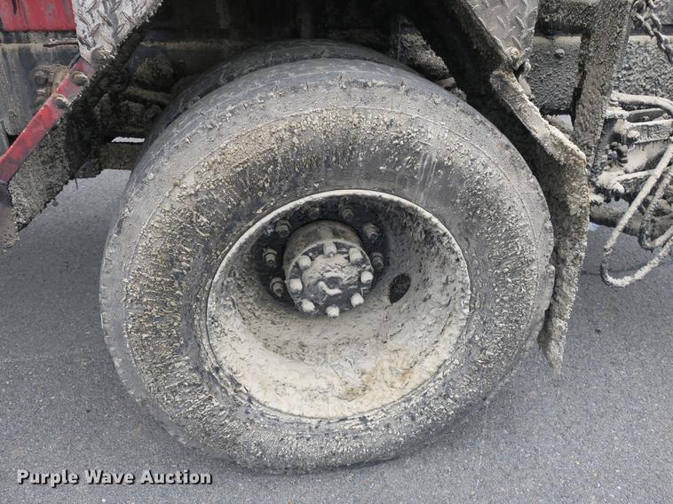 image for item DB8823 1992 Ford F800 oil distributor truck