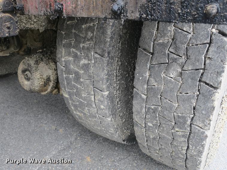 image for item DB8823 1992 Ford F800 oil distributor truck