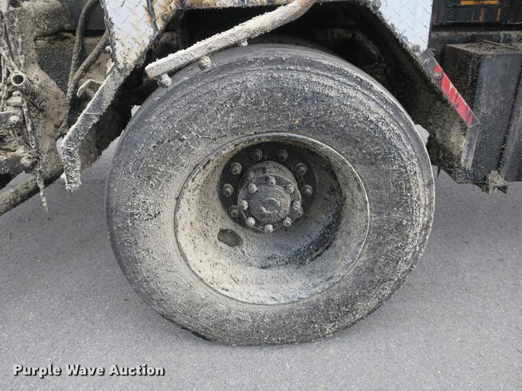 image for item DB8823 1992 Ford F800 oil distributor truck