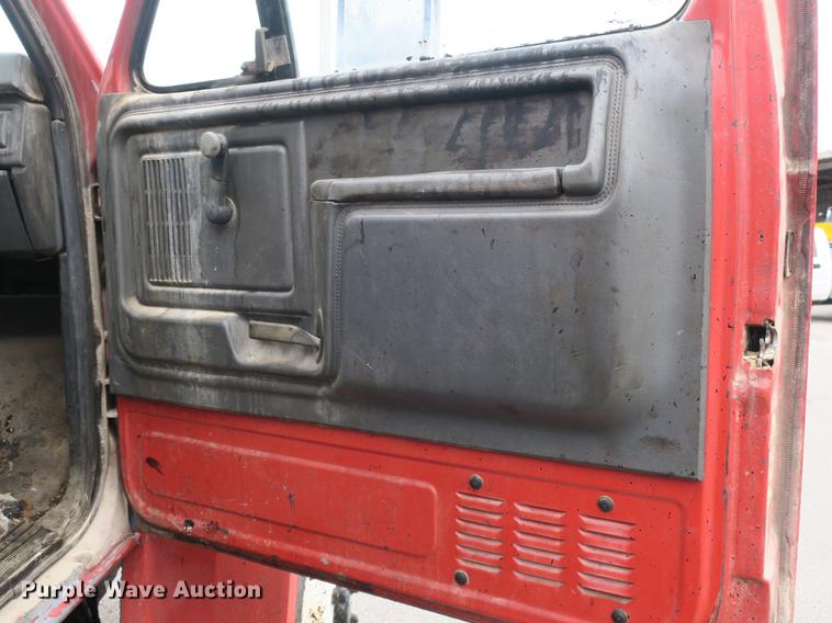 image for item DB8823 1992 Ford F800 oil distributor truck