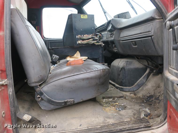 image for item DB8823 1992 Ford F800 oil distributor truck