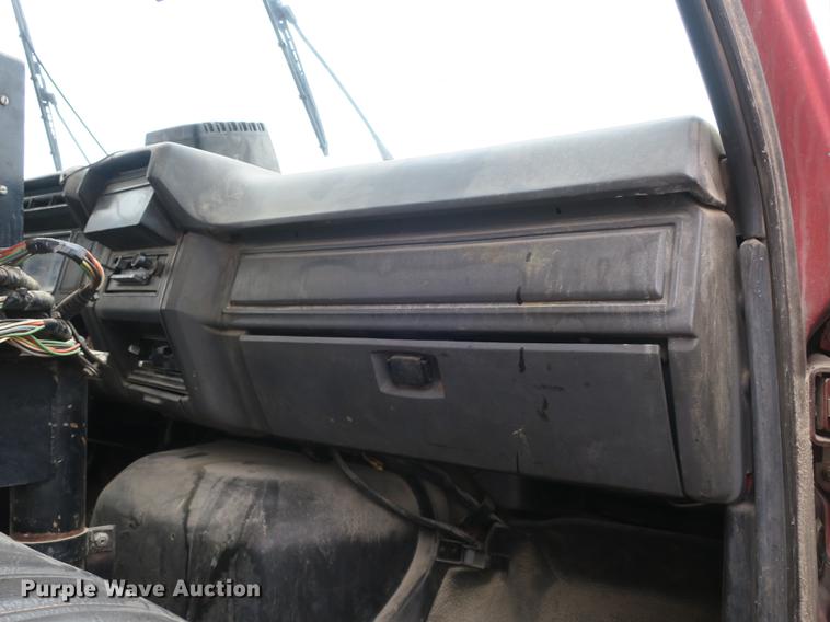 image for item DB8823 1992 Ford F800 oil distributor truck