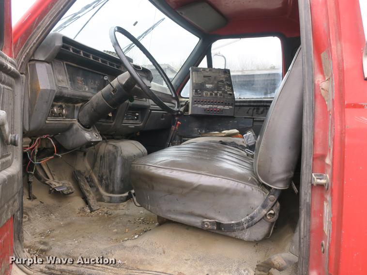 image for item DB8823 1992 Ford F800 oil distributor truck