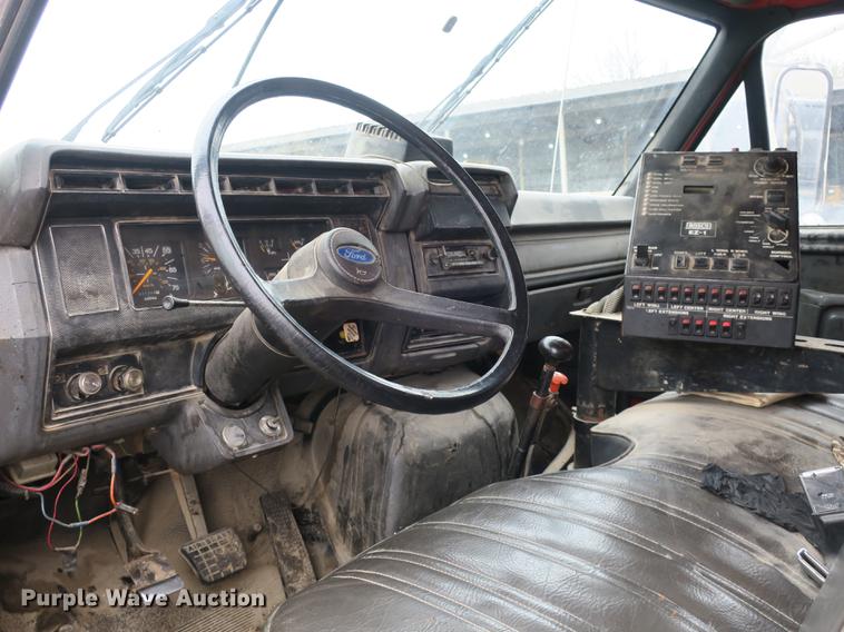 image for item DB8823 1992 Ford F800 oil distributor truck