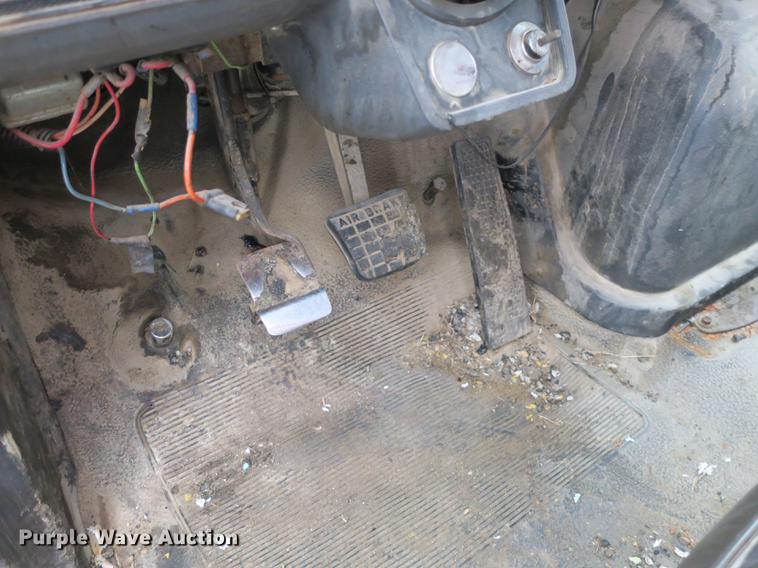 image for item DB8823 1992 Ford F800 oil distributor truck