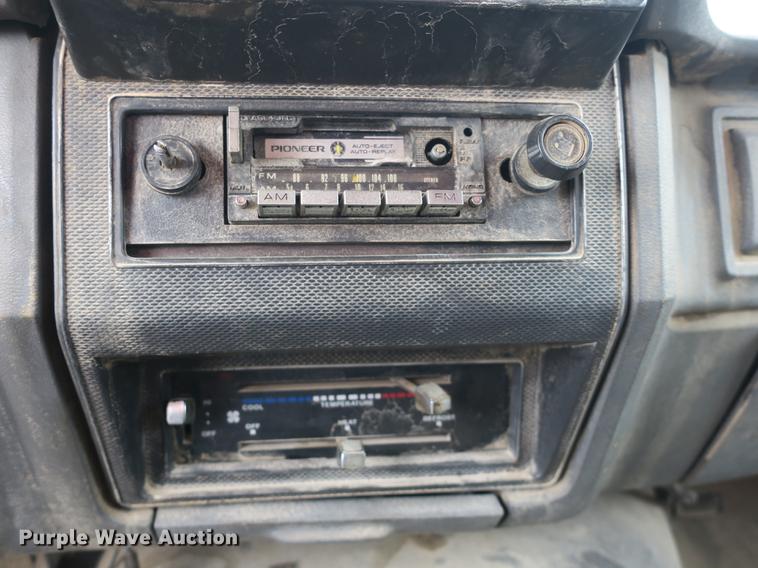 image for item DB8823 1992 Ford F800 oil distributor truck