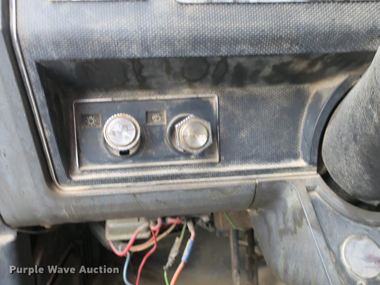 image for item DB8823 1992 Ford F800 oil distributor truck