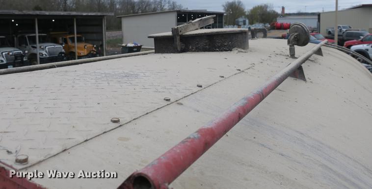 image for item DB8823 1992 Ford F800 oil distributor truck