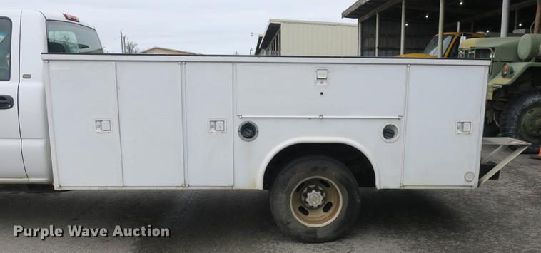 image for item DB8827 2002 Chevrolet Silverado 3500 utility bed pickup truck