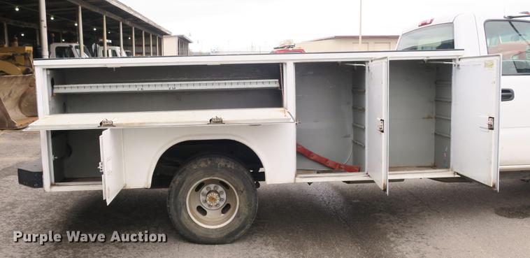 image for item DB8827 2002 Chevrolet Silverado 3500 utility bed pickup truck