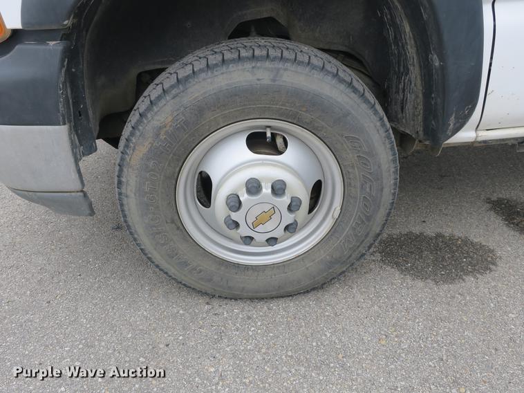 image for item DB8827 2002 Chevrolet Silverado 3500 utility bed pickup truck