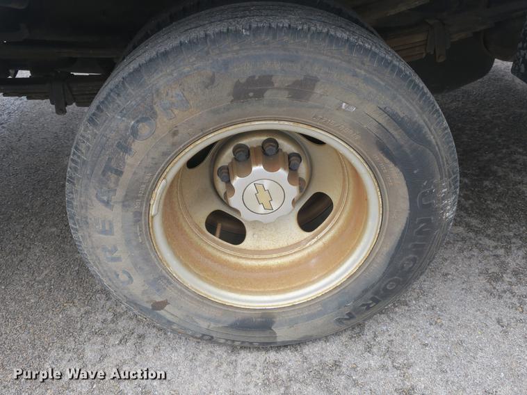 image for item DB8827 2002 Chevrolet Silverado 3500 utility bed pickup truck