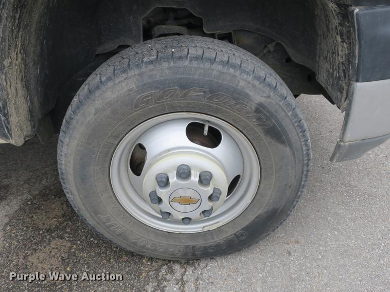 image for item DB8827 2002 Chevrolet Silverado 3500 utility bed pickup truck