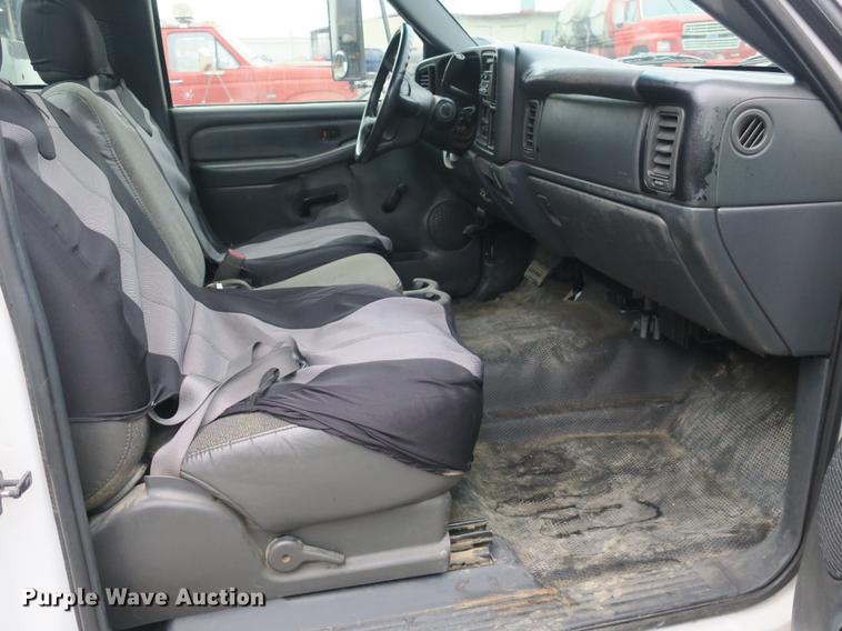 image for item DB8827 2002 Chevrolet Silverado 3500 utility bed pickup truck