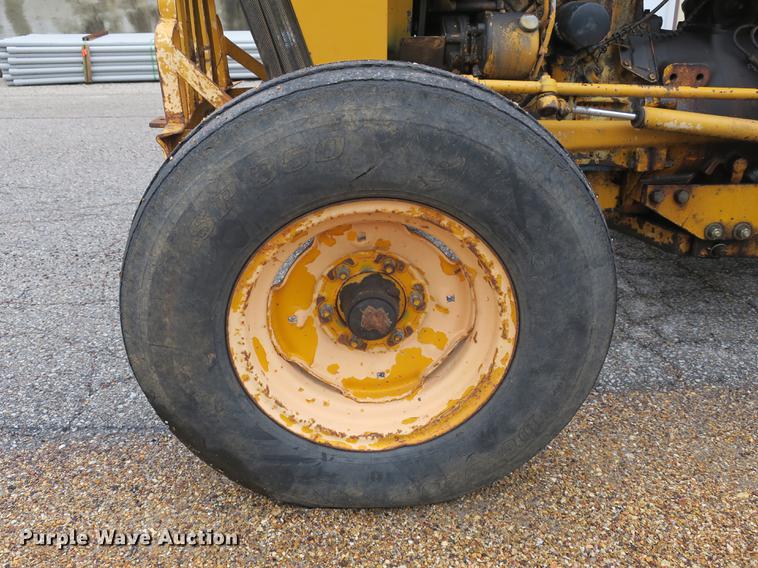 image for item DB8833 Ford CA414C tractor