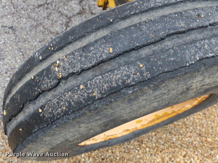 image for item DB8833 Ford CA414C tractor