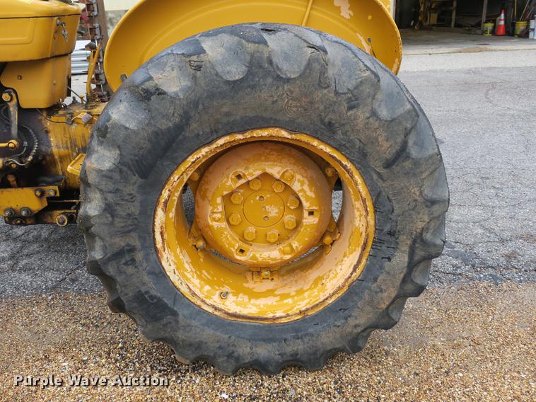 image for item DB8833 Ford CA414C tractor