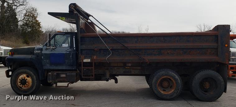 image for item DD4043 1994 Ford F900 dump truck