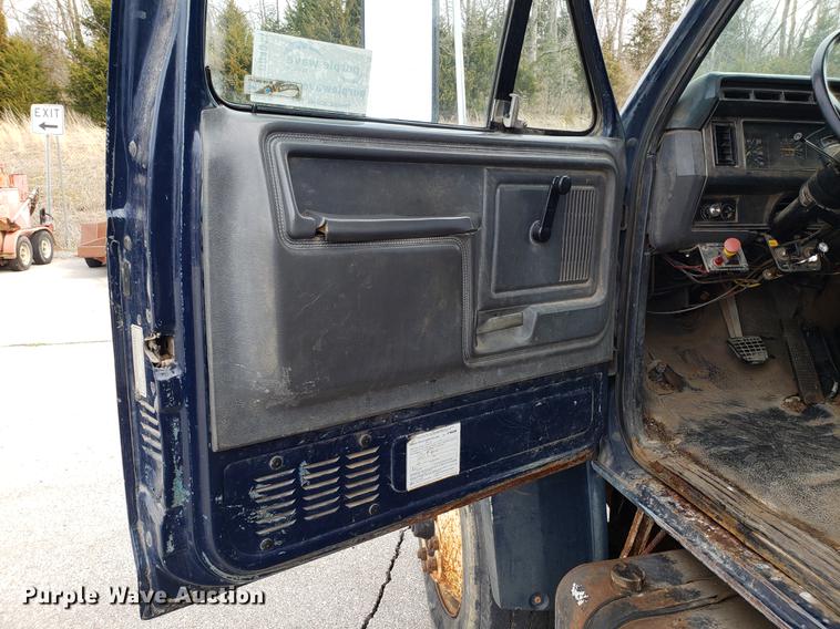 image for item DD4043 1994 Ford F900 dump truck
