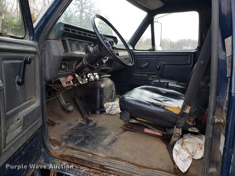 image for item DD4043 1994 Ford F900 dump truck