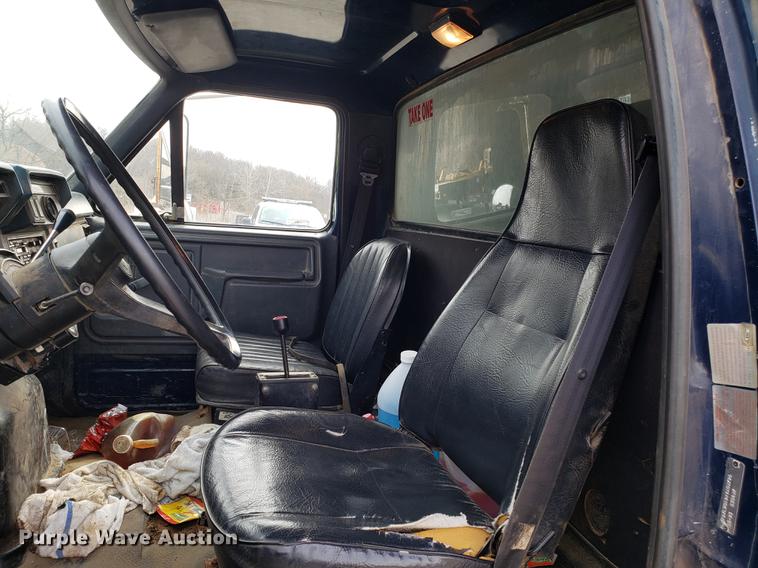 image for item DD4043 1994 Ford F900 dump truck