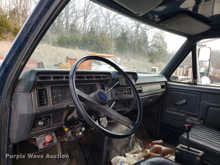 image for item DD4043 1994 Ford F900 dump truck