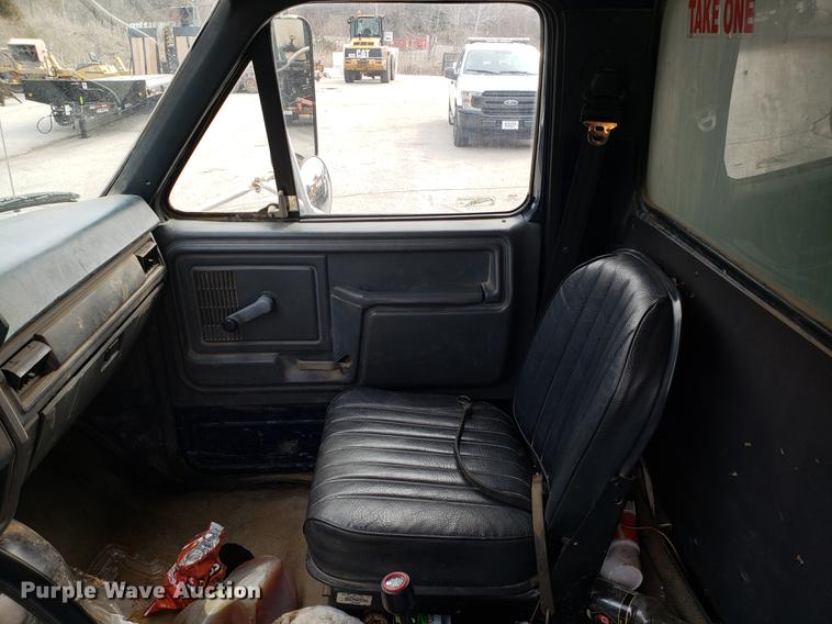 image for item DD4043 1994 Ford F900 dump truck