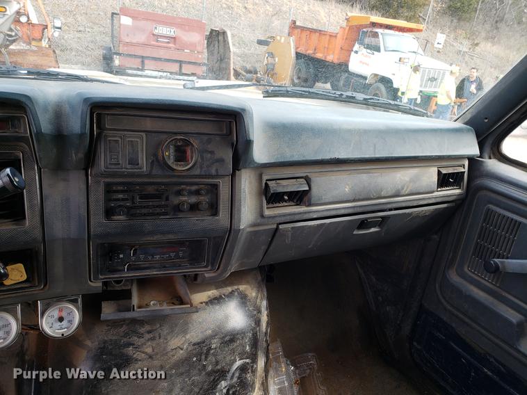 image for item DD4043 1994 Ford F900 dump truck