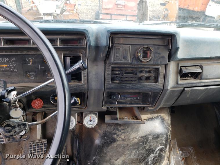 image for item DD4043 1994 Ford F900 dump truck