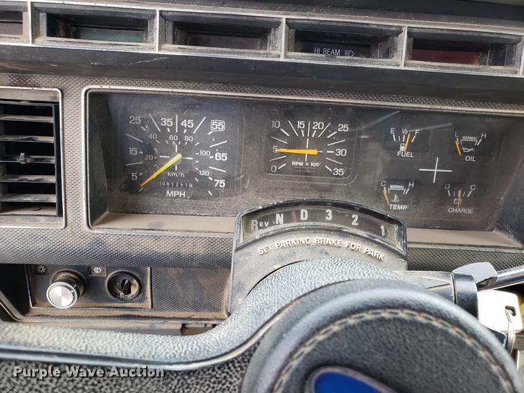 image for item DD4043 1994 Ford F900 dump truck