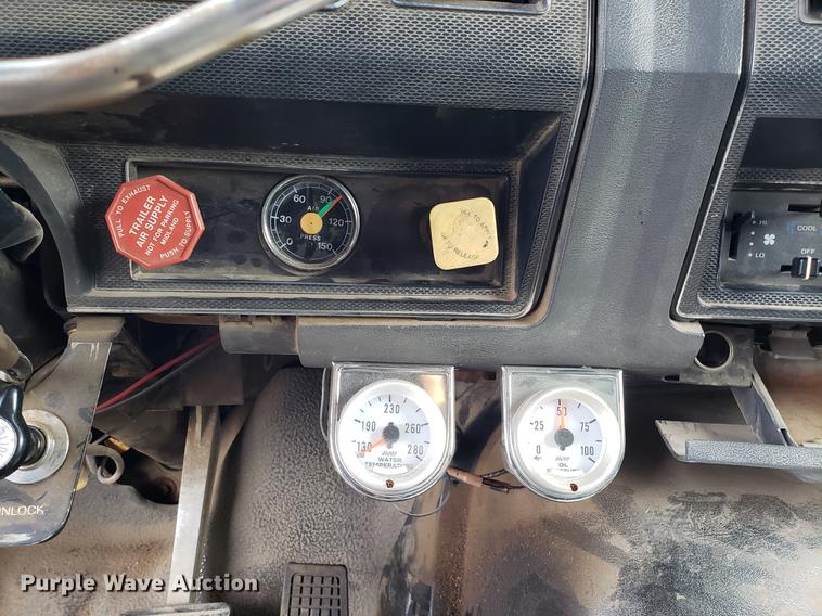 image for item DD4043 1994 Ford F900 dump truck