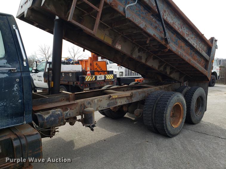 image for item DD4043 1994 Ford F900 dump truck