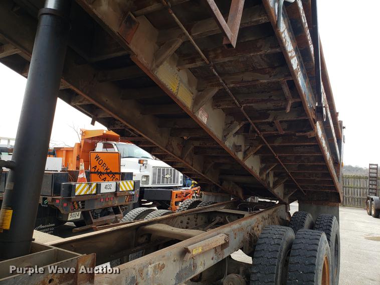 image for item DD4043 1994 Ford F900 dump truck