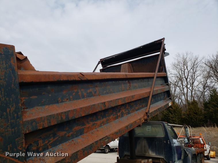 image for item DD4043 1994 Ford F900 dump truck