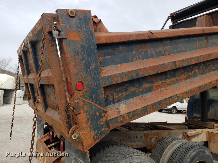 image for item DD4043 1994 Ford F900 dump truck